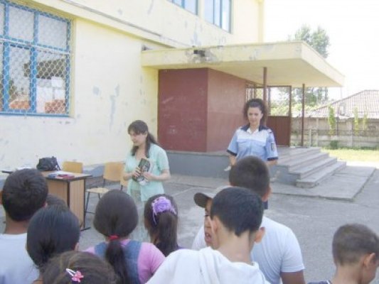 Poliţiştii rutieri, alături de elevi, la încheierea anului şcolar